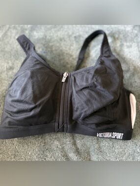 Victoria Sport Front-Zip High Support Sports Bra in Black